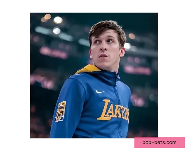 湖人首节崩盘惨输23分遭雷霆碾压里夫斯受伤离场引发担忧