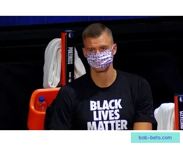 波神被保罗里德顶到腰部返回更衣室 本场比赛能否出战成疑